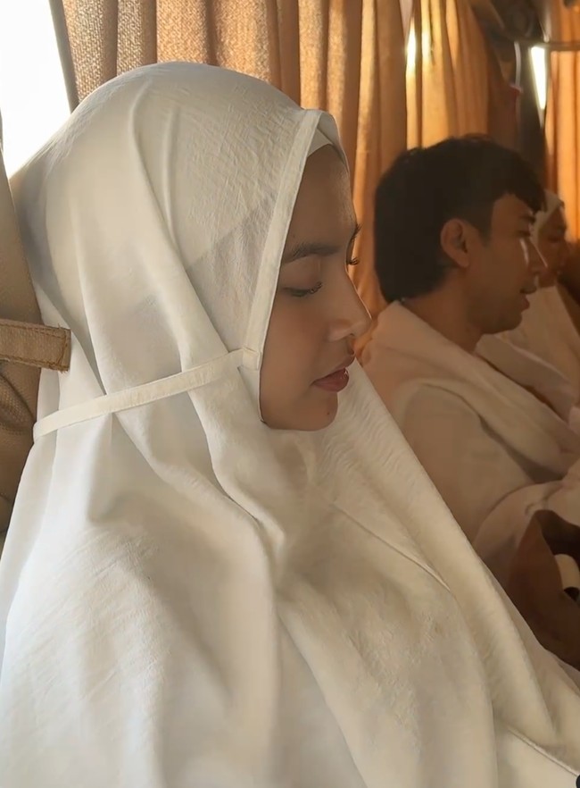 Dilihat dari samping, Mahalini yang mengenakan hijab berwarna putih itu tampak cantik menawan. Tak heran penampilannya saat berhijab banjir pujian netizen. Foto-foto Mahalini saat umrah itu dibagikan oleh suaminya, Rizky Febian ke akun Instagram pribadi. Foto: Instagram/@rizkyfbian
