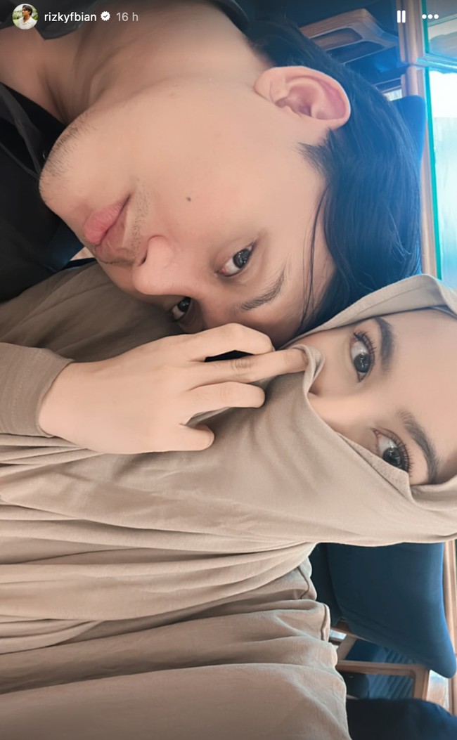 Dalam salah satu kesempatan wanita 24 tahun itu terlihat tampil mengenakan hijab berwarna coklat. Sebagian wajah cantiknya tampak ditutupi dengan kain hijab yang tengah dikenakannya itu. Foto: Instagram/@rizkyfbian