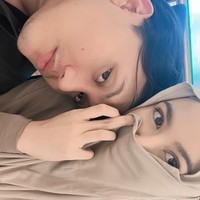 Dalam salah satu kesempatan wanita 24 tahun itu terlihat tampil mengenakan hijab berwarna coklat. Sebagian wajah cantiknya tampak ditutupi dengan kain hijab yang tengah dikenakannya itu. Foto: Instagram/@rizkyfbian