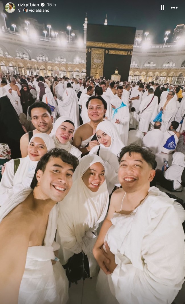 Potret Mahalini bersama 3 pasangan artis lain yang juga ikut umrah bersama. Aura cantik bumil tampak semakin terpancar dengan penampilan sederhana dan tertutup. Foto: Instagram/@rizkyfbian