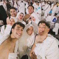 Potret Mahalini bersama 3 pasangan artis lain yang juga ikut umrah bersama. Aura cantik bumil tampak semakin terpancar dengan penampilan sederhana dan tertutup. Foto: Instagram/@rizkyfbian