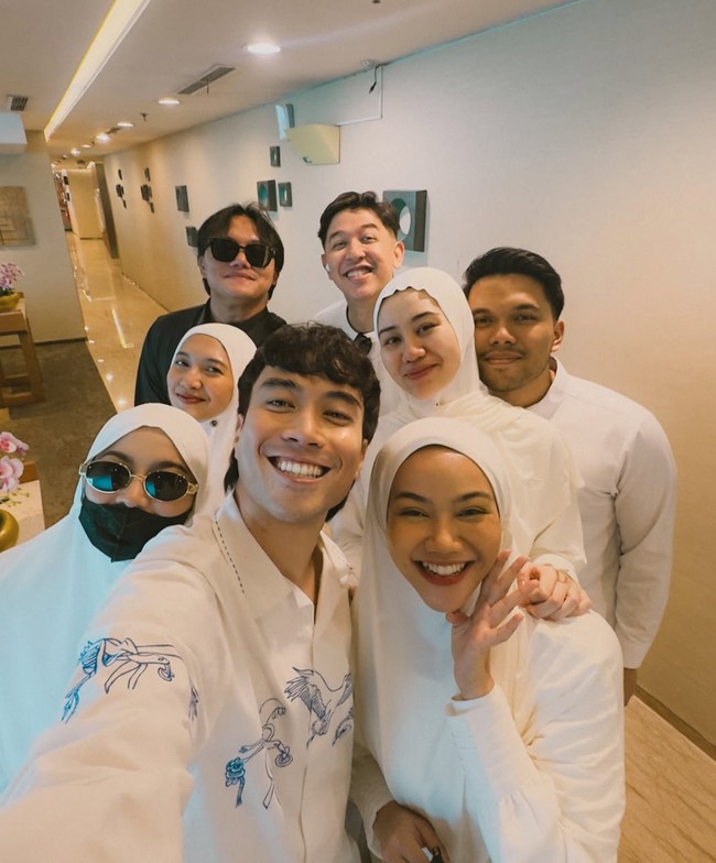 Setelah menjadi mualaf, Mahalini kini tengah menjalani umrah perdananya bersama suami, Rizky Febian, dan beberapa rekan-rekan artis lainnya. Berpose bersama Rizky Febian, Vidi Aldiano, Sheila Dara, Yura Yunita, Donne Maula, Thariq Haliliintar, dan Aaliyah Massaid, penampilan bumil Mahalini jadi sorotan. Foto: Instagram/@rizkyfbian