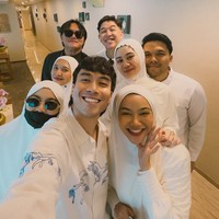 Setelah menjadi mualaf, Mahalini kini tengah menjalani umrah perdananya bersama suami, Rizky Febian, dan beberapa rekan-rekan artis lainnya. Berpose bersama Rizky Febian, Vidi Aldiano, Sheila Dara, Yura Yunita, Donne Maula, Thariq Haliliintar, dan Aaliyah Massaid, penampilan bumil Mahalini jadi sorotan. Foto: Instagram/@rizkyfbian