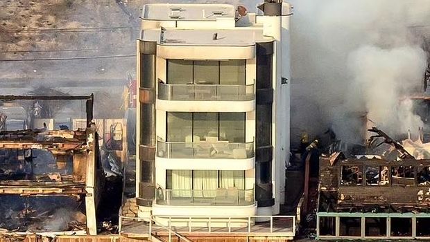 Rumah David Steiner yang selamat dalam kebakaran di Los Angeles.