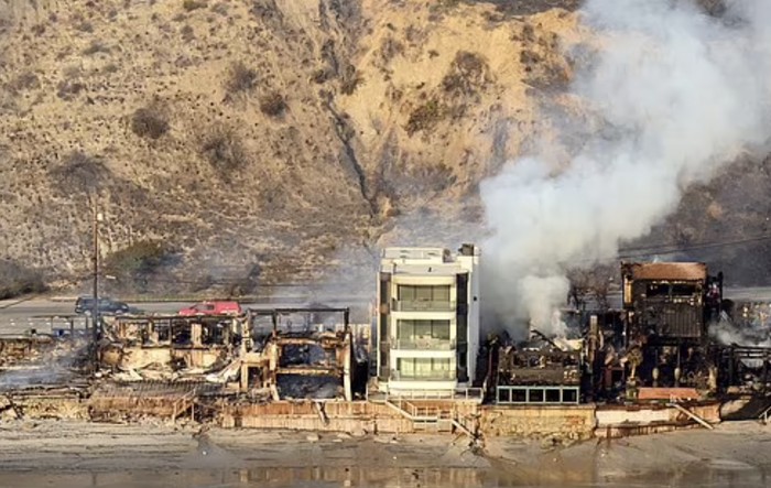 Rumah selamat di tengah kebakaran Los Angeles