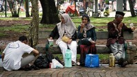 Monas jadi destinasi favorit karena murah dan banyak tempat terbuka. Mereka bisa piknik dan makan bersama. Tapi, kesadaran soal sampah makanan yang mereka hasilkan masih belum merata. 
