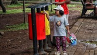 Kita harus mencontoh adik kecil ini yang sudah membuang sampah pada tempatnya. Disiplin membuang sampah memang harus diajarkan sejak dini. 