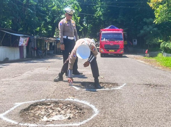 Satlantas Polres Situbondo Tandai Jalan Berlubang