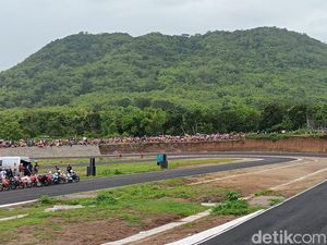 Ribuan Orang Padati Sirkuit Parang yang Diuji Coba Mario Aji Meski Hujan