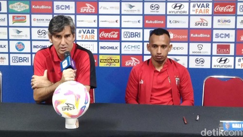 Stefano Teco Cugurra didampingi Irfan Jaya dalam konferensi pers sesuai melawan Persik Kediri, Minggu (12/1/2025).