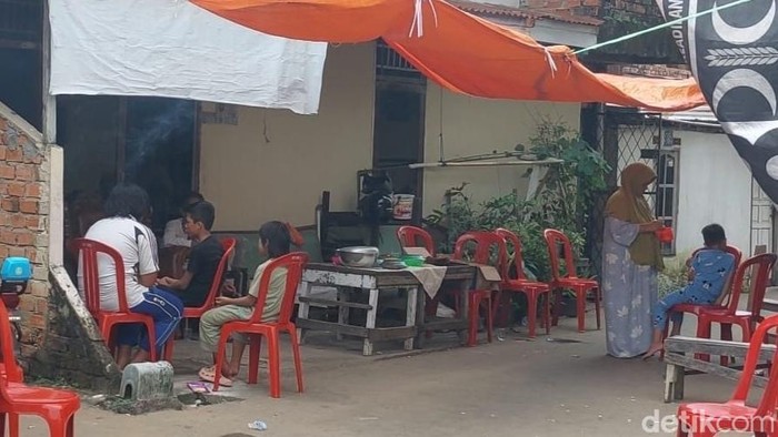 Suasana rumah duka RVS (7), korban pembacokan di Kecamatan Seberang Ulu I, Palembang