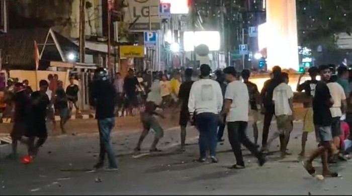 Tangkapan layar bentrok dua kelompok pemuda di Tugu Trikora Ambon.