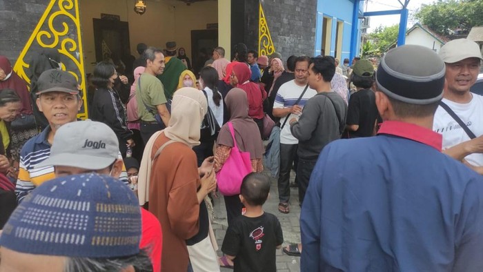 Para pedagang dari Paguyuban Pedagang Malioboro Tri Dharma walk out saat proses pengundian lapak Teras Malioboro Beskalan, Sabtu (11/1/2025).