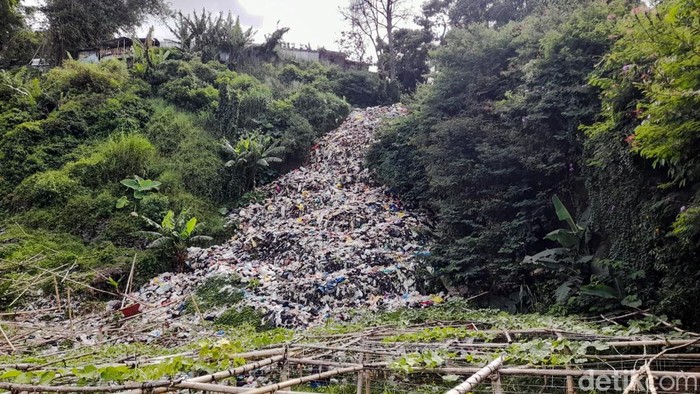 Tumpukan Sampah di Lahan Kosong Daerah Lembang KBB