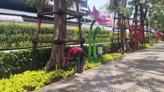 Warga berburu koin di kawasan SCBD, Jakarta. (Maulana/detikcom)
