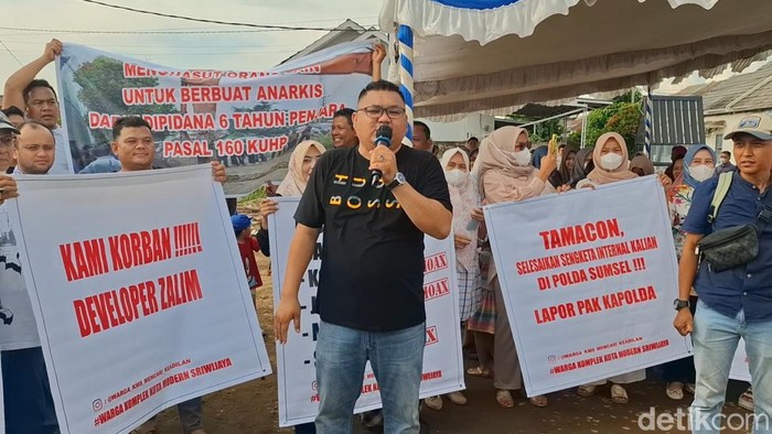 Warga Perumahan Kota Modern Sriwijaya gelar demo berharap Polda turun cepat