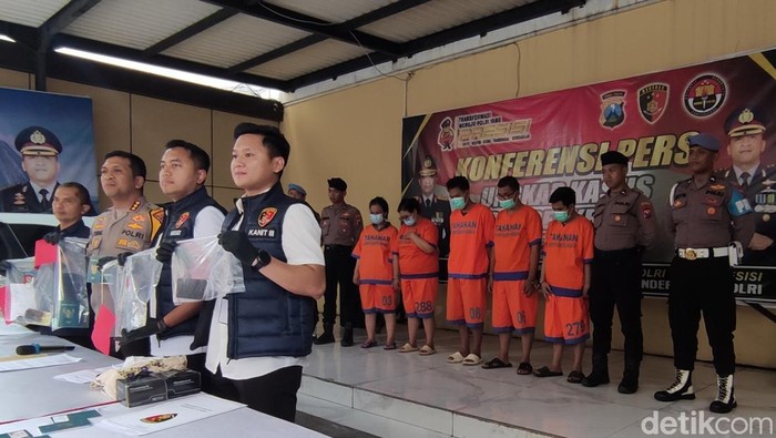 6 tersangka penyalur pekerja migran ilegal.