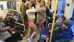 Aksi Nyeleneh Warga London Naik Kereta Nggak Pakai Celana