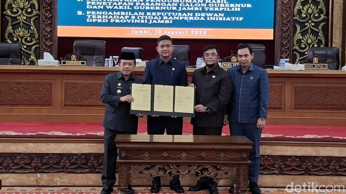 Al Haris saat ditetapkan sebagai gubernur Jambi di Paripurna Istimewa DPRD
