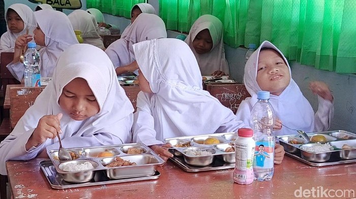 Anak-anak di Ciamis mendapat makan bergizi gratis.