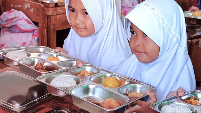 Anak-anak di Ciamis mendapat makan bergizi gratis.