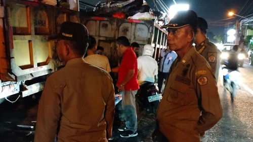 Anggota Satpol PP Kota Denpasar menjaga depo sampah di Jalan Pulau Kawe, Denpasar, Bali, beberapa waktu lalu. (Foto: Dok. Satpol PP Kota Denpasar)