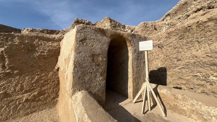 Arkeolog Temukan Kuil Ratu Firaun Mesir, Ini Potretnya Archaeologists from the Ministry of Tourism and Antiquities unearth pieces along with the staff of Zahi Hawass' archaeological and heritage mission, as they carry out restoration work on the newly discovered artefacts, near the Queen Hatshepsut Valley Temple's in Deir El-Bahari on the Nile's west bank in Luxor, Egypt, January 8, 2025. REUTERS/Sayed Sheashaa