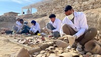 Penemuan lebih dari 1.000 blok batu berhias di pinggiran kuil pemakaman Hatshepsut di atas diumumkan pada hari Rabu (8/1) oleh pemimpin tim Zahi Hawass, seorang arkeolog Mesir dan mantan menteri barang antik yang telah memimpin penggalian di situs tersebut sejak tahun 2022.