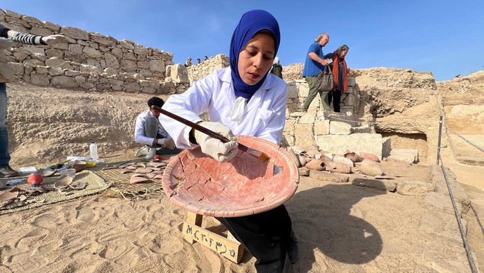 Arkeolog Temukan Kuil Ratu Firaun Mesir, Ini Potretnya Archaeologists from the Ministry of Tourism and Antiquities unearth pieces along with the staff of Zahi Hawass' archaeological and heritage mission, as they carry out restoration work on the newly discovered artefacts, near the Queen Hatshepsut Valley Temple's in Deir El-Bahari on the Nile's west bank in Luxor, Egypt, January 8, 2025. REUTERS/Sayed Sheashaa