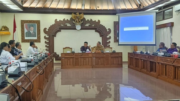 Asosiasi pariwisata mendatangi DPRD Bali, Senin (13/1/2025). (Karsiani Putri/detikBali)