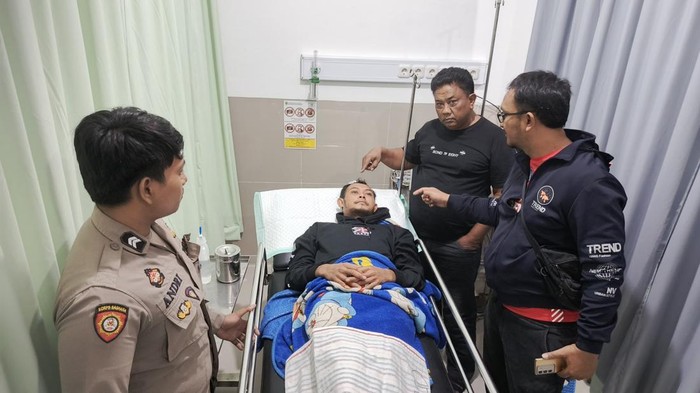 Korban saat mendapat perawatan setelah dicangkul ayahnya