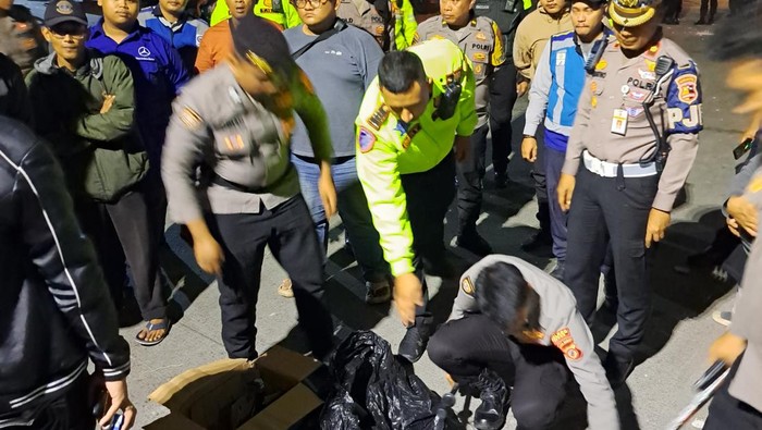 Bentrok dua kubu suporter di Rest Area km 21 Tol Jagorawi (dok Istimewa).