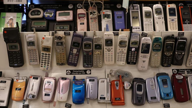 Visitors view items inside Extinct Media Museum, a private museum showcasing a collection of defunct gadgets including old cameras, cassette tapes and cell phone, in Tokyo, Japan January 11, 2025.  REUTERS/Irene Wang