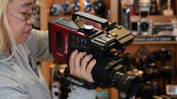 Dari kaset video Betacam hingga disket dan perangkat Sony kuno, museum ini memamerkan kamera lama dan peralatan telekomunikasi, termasuk kamera statis “Lily” buatan Jepang tahun 1916, yang merupakan pameran tertuanya.    