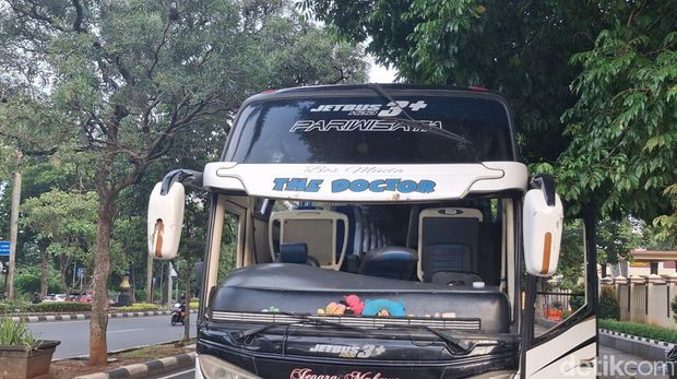 Bus wisata hancur imbas bentrokan suporter di rest area Tol Jagorawi.