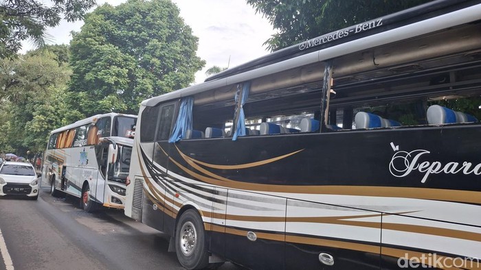 Bus wisata hancur imbas bentrokan suporter di rest area Tol Jagorawi.