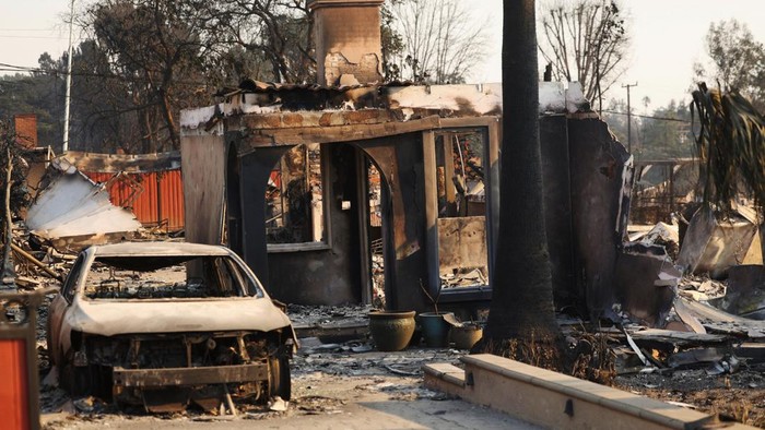 Penampakan Mobil dan Bus yang Gosong Usai Diamuk Api di California Kebakaran hutan di California merembet hingga ke permukiman. Selain membakar rumah, api juga menghanguskan mobil dan bus. Ini penampakannya.