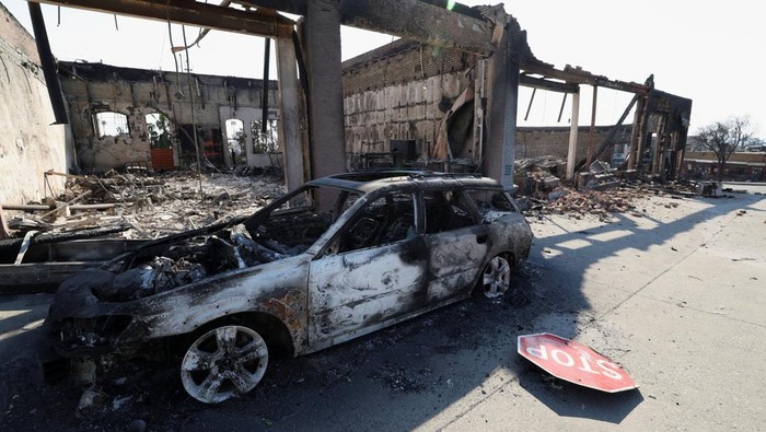 CALIFORNIA-WILDFIRES/ Kebakaran hutan di California merembet hingga ke permukiman. Selain membakar rumah, api juga menghanguskan mobil dan bus. Ini penampakannya.