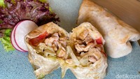 Isian lain burrito ini ada lettuce dan tomat. Sajiannya juga diberikan saus habenero dan direkomendasikan level medium yang pedasnya menggigit. Foto: detikFood/Yenny Mustika Sari