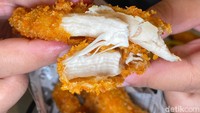Seporsinya ada yang potongan chicken pop, chicken finger, dan drumstick. Disajikan dengan saus tartar sebagai cocolan. Foto: detikFood/Yenny Mustika Sari