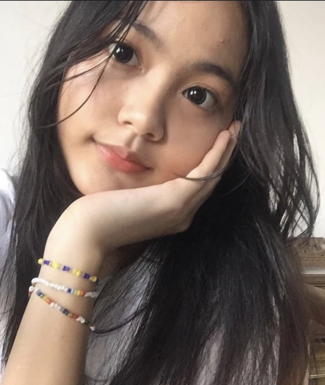 Menjelang debutnya, visual Carmen menuai pujian netizen Korea. Gadis Bali itu disorot punya proporsi tubuh tinggi dan langsing, mata besar, dan senyum manis. Foto: dok. Twitter @carmenpict