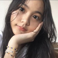 Menjelang debutnya, visual Carmen menuai pujian netizen Korea. Gadis Bali itu disorot punya proporsi tubuh tinggi dan langsing, mata besar, dan senyum manis. Foto: dok. Twitter @carmenpict