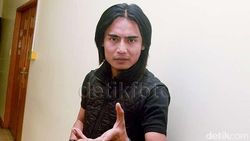 Cara Charly van Houten Cari Inspirasi untuk Ciptakan Lagu