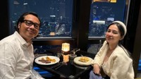 Cupi dan Gofar pernah membagikan momen makan malam romantis. Keduanya mengenakan pakaian putih sambil menikmati makanan enak dan memandangi kota Jakarta. Foto: Instagram/cupitagobas19