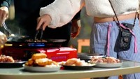 Keduanya juga kompak menyiapkan makan malam enak saat piknik. Cupi begitu handal memanggang daging dan bahan BBQ lainnya. Foto: Instagram/cupitagobas19