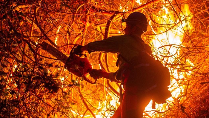 Damkar Terus Berjuang Padamkan Kebakaran di Los Angeles Kebakaran hutan melanda Los Angeles, California, Amerika Serikat. Hingga kini pemadam kebakaran terus berjuang untuk memadamkan api.