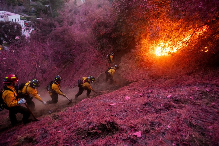 Kebakaran hutan melanda Los Angeles, California, Amerika Serikat. Hingga kini pemadam kebakaran terus berjuang untuk memadamkan api.
