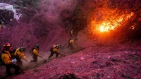 Angin kencang dan kondisi cuaca yang kering memicu kebakaran yang menghanguskan sejumlah wilayah di Los Angeles.