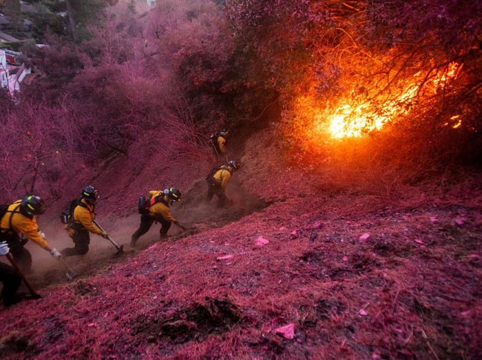 Kebakaran hutan melanda Los Angeles, California, Amerika Serikat. Hingga kini pemadam kebakaran terus berjuang untuk memadamkan api.