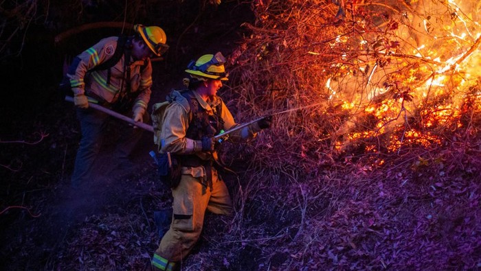 Kebakaran hutan melanda Los Angeles, California, Amerika Serikat. Hingga kini pemadam kebakaran terus berjuang untuk memadamkan api.